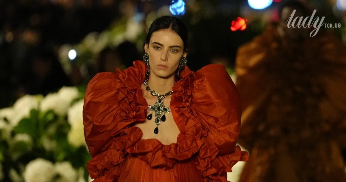 Чорна шкіра і прозорі сукні: бренд Saint Laurent показав колекцію весна-літо 2026