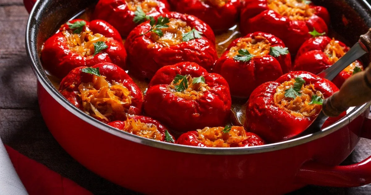 Болгарський перець, фарширований овочами: рецепт корисної закуски